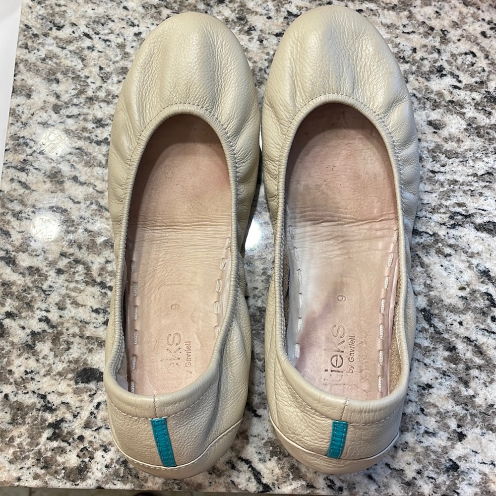 Beige Tieks